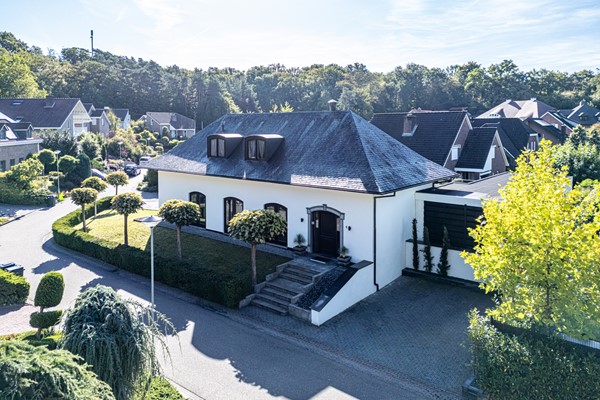 Foto - Te koop: Op een schitterende en rustige locatie in de geliefde villawijk "Moltbos" staat deze stijlvolle, vrijstaande villa met een uitzonderlijk royaal woonoppervlak.